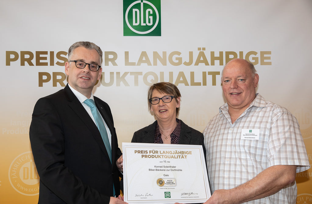 Die Biber Bäckerei zur Dorfmühle erhält Preis für langjährige Produktqualität.